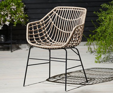 natural polyrattan frame garden chair with black metal legs