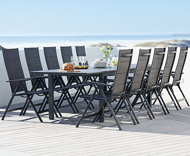 Aluminium and durawood garden table in black 