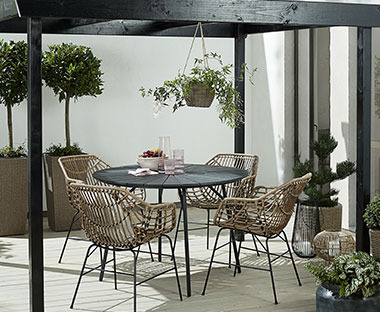 Aluminium and artwood garden table. Round black garden table