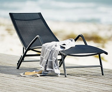 Relax on a mesh sun bed in black colour