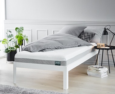 deep luxury mattress with a core of 16 cm high resilience foam and 4 cm pressure-relieving memory foam