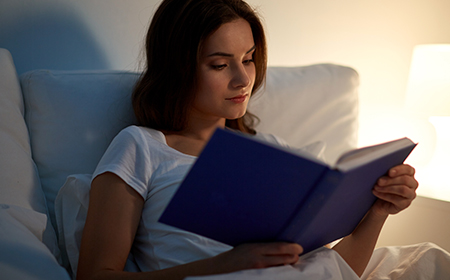 5 reasons why you should read a book before bedtime  