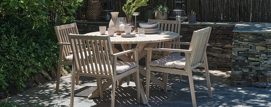 Solid acacia hardwood garden table and garden chairs 