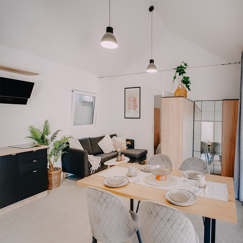 Furnished dining room with dining table, chairs and kitchen accessoires