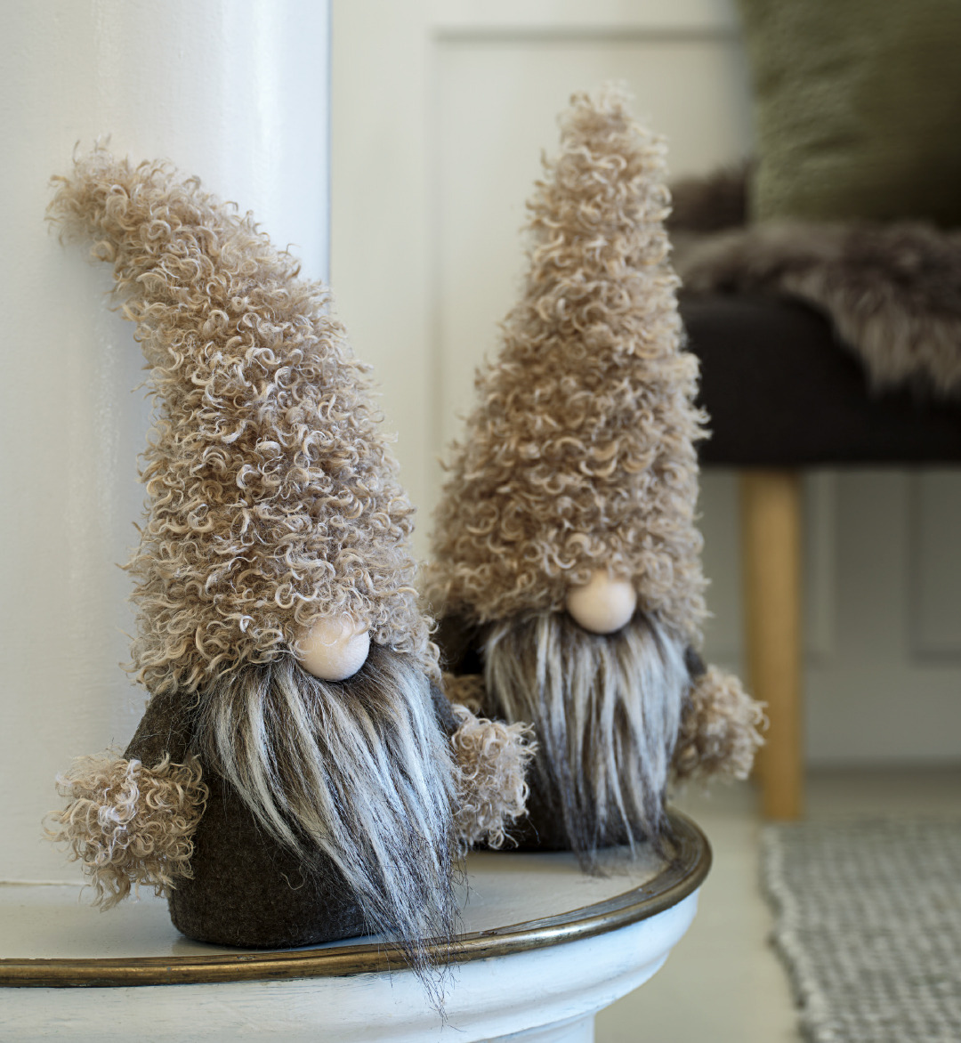 2 Christmas elves in beige and brown with fuzzy hats