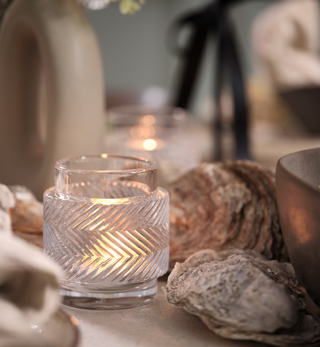 Tealight holder in glass with a decorative pattern