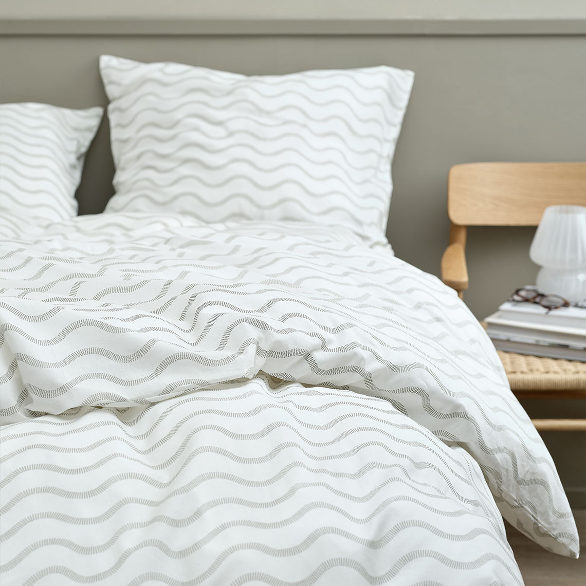 OEKO-TEX white duvet cover set with olive green waves 