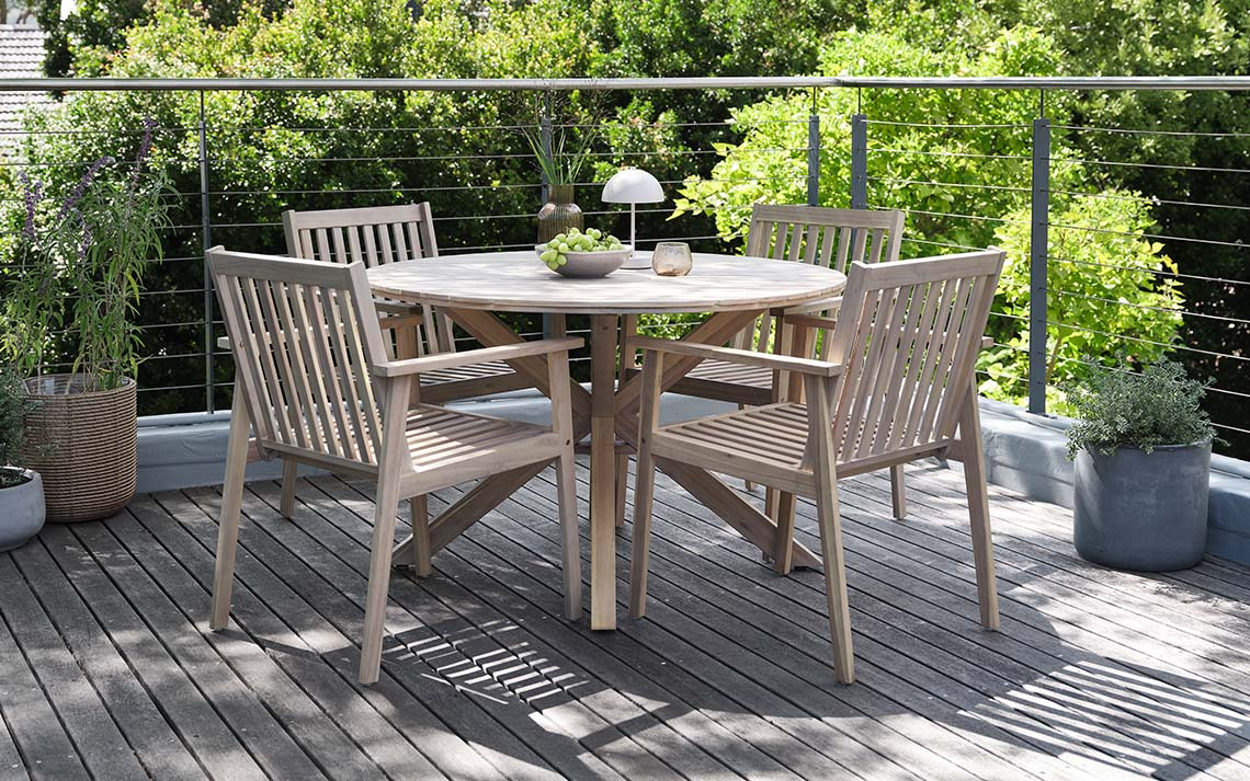 Hardwood garden furniture: Round garden table and four garden chairs made with FSC-certified wood