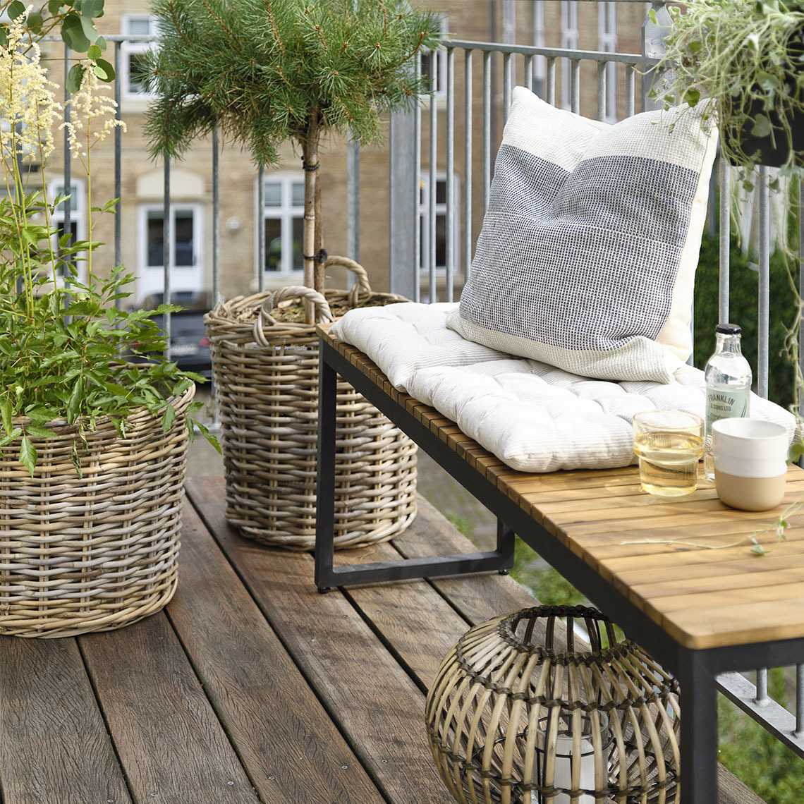 UGILT garden bench Garden bench in tree and metal on a small balcony with plants and planters