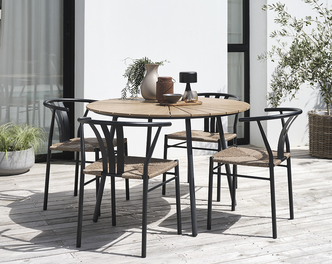 RANGSTRUP garden with a diameter of 130 cm and TAGMARK garden chairs Round garden table with four garden chairs on a patio