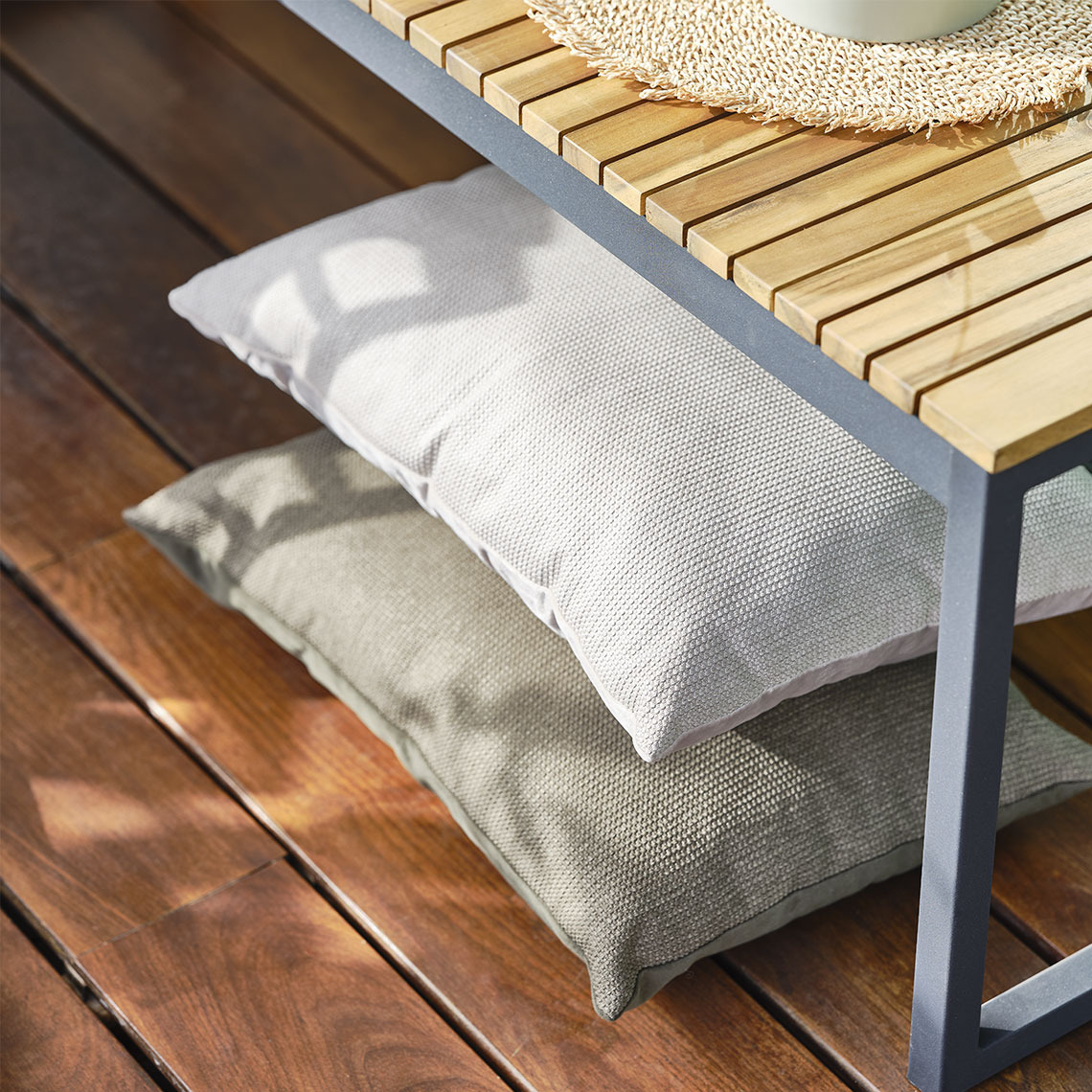 LILJE cushion Beige cushions under a garden bench