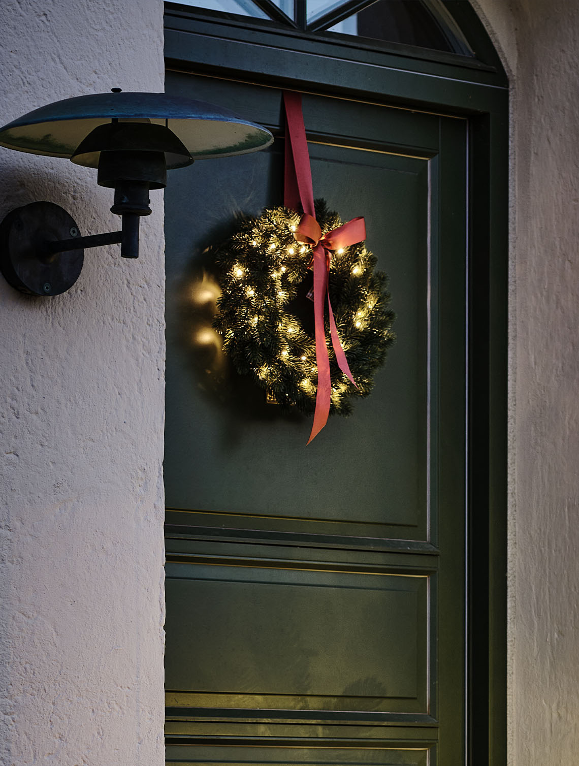 FENRIS wreath with built-in timer Outdoor Christmas wreath lit up with small lights hung on a door