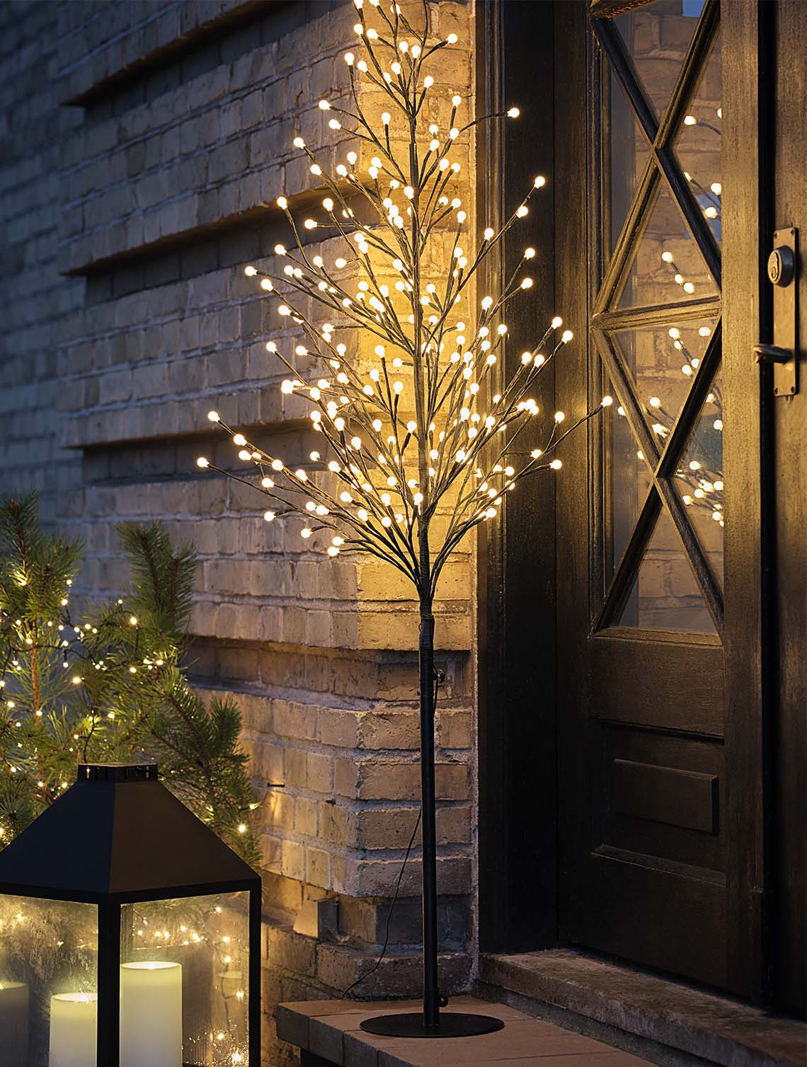 NUNDORIT light tree with built-in timer Light tree illuminated the front door of a home during nighttime