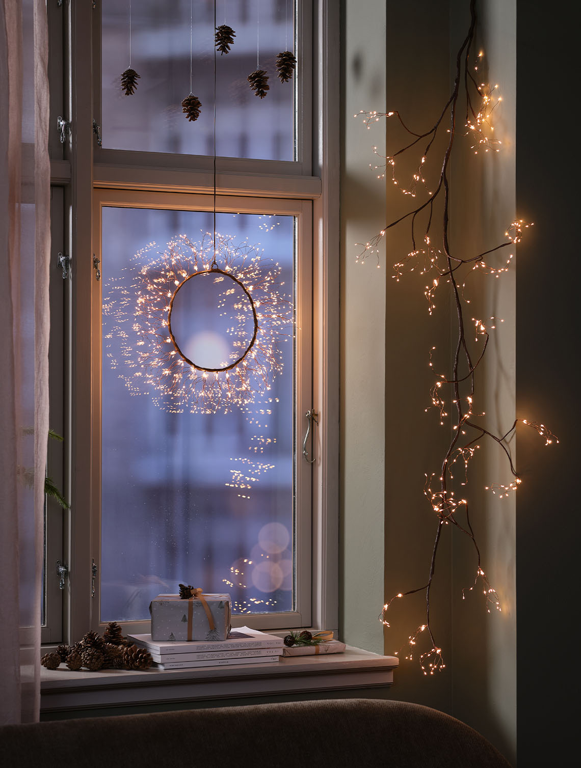 PYROP Christmas wreath with built-in timer Christmas wreath illuminating a window inside a home