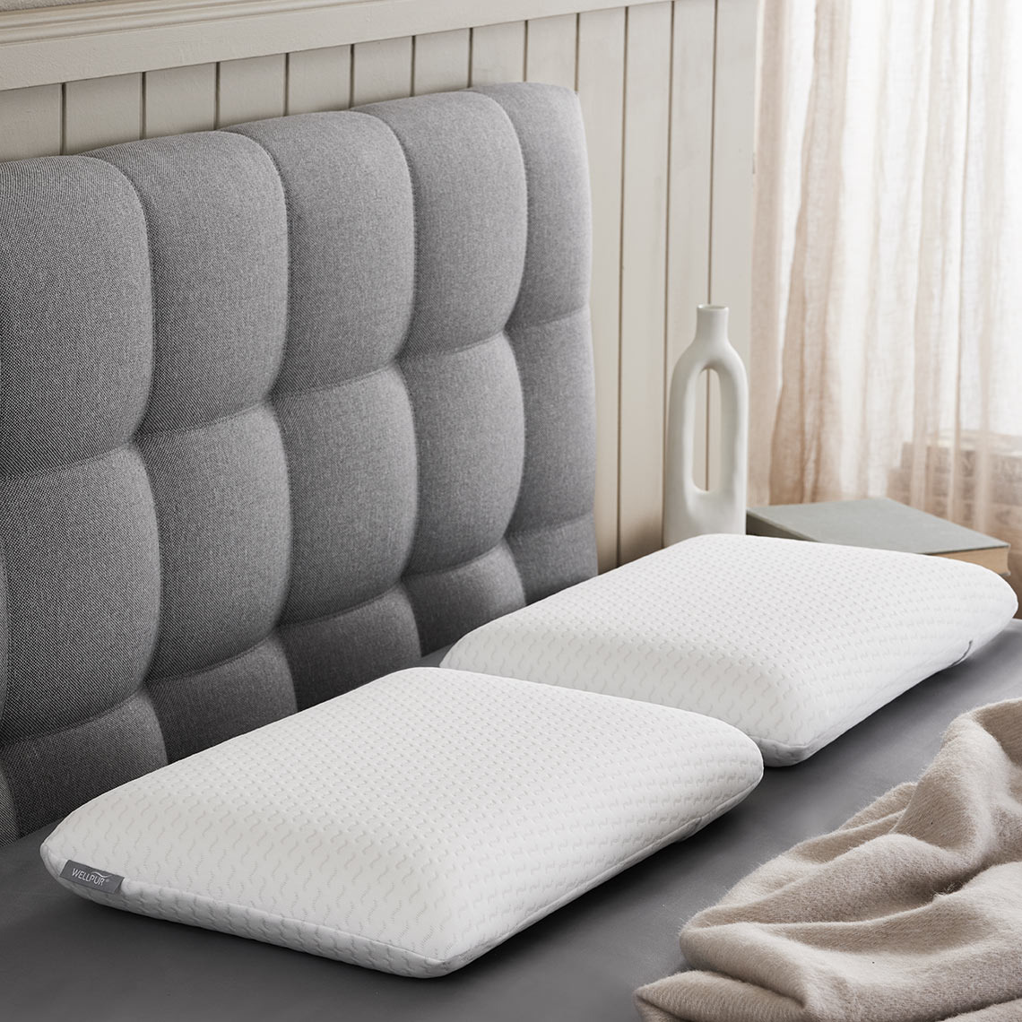 VIGLEN memory foam pillows Two memory foam pillows on a bed