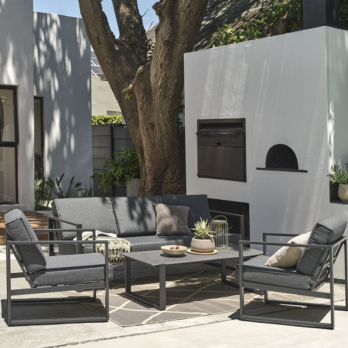 VONGE lounge set in quick-dry material Quick-dry lounge set with black cushions