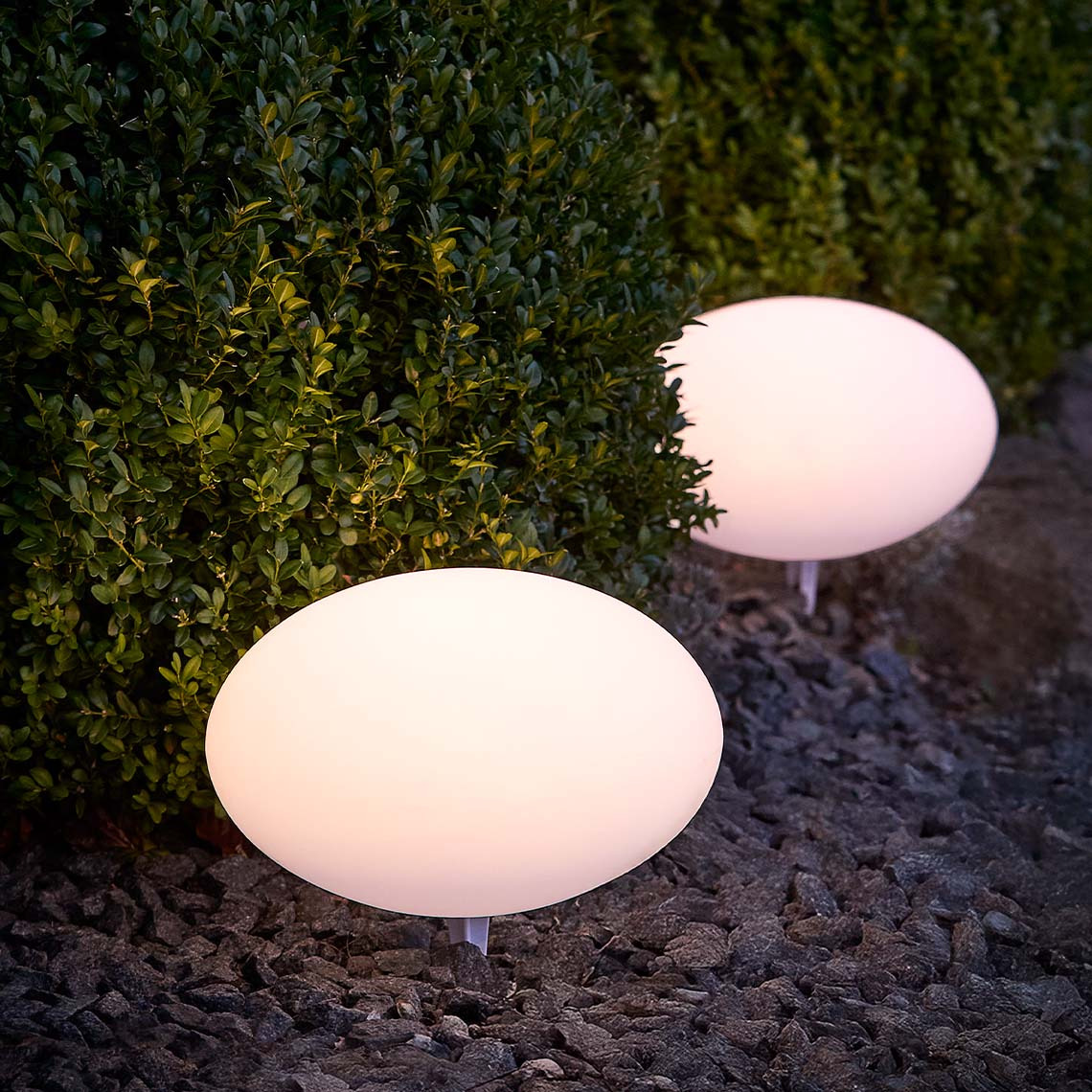 White, round solar lamps with soft, warm light