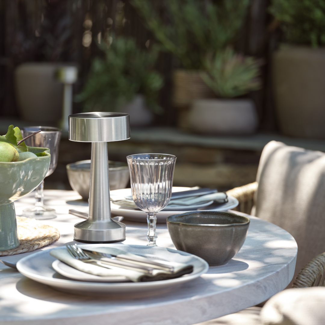 Table setting with MUSVIT table lamp and ELIAS plate