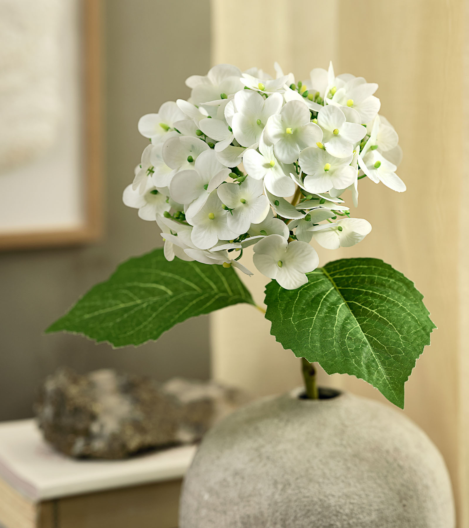 HUBERT artificial hydrangea-like flower Artificial flower imitation of a white hydrangea with green leaves in a rustic vase