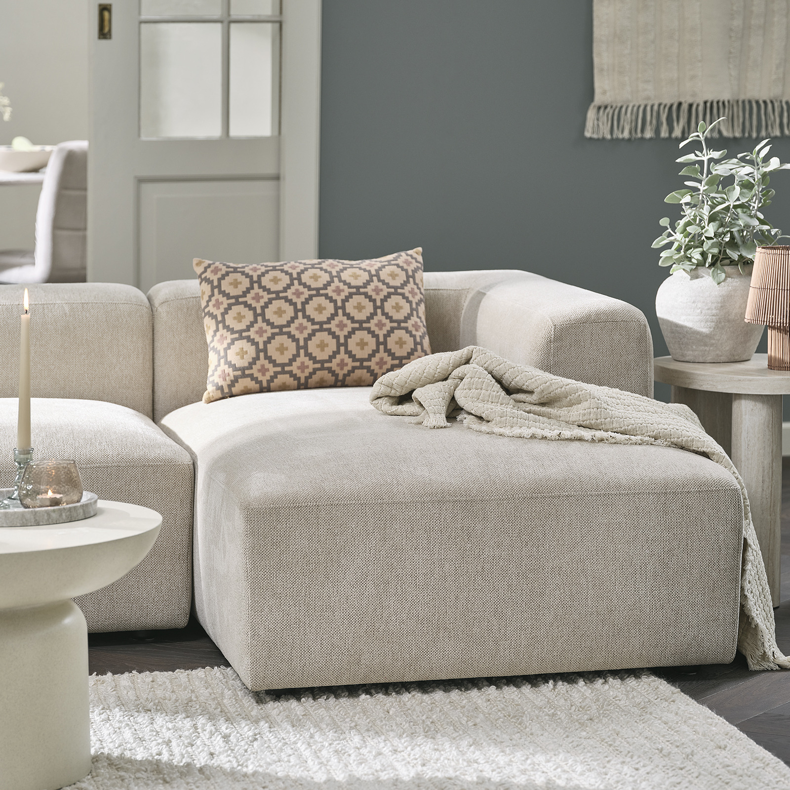 SKEJBY modular sofa in beige Sofa with a small chaise longue in living room