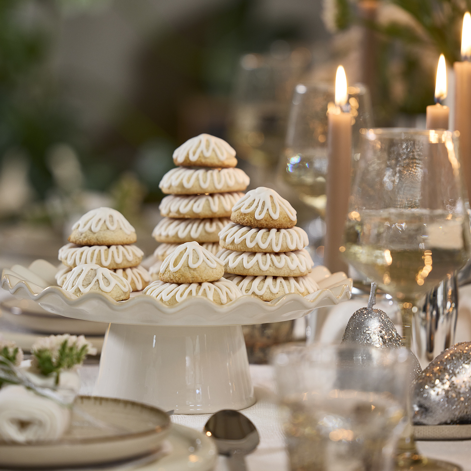 SUNE cake stand Dinner table with marzipan ring cakes shaped into Christmas trees