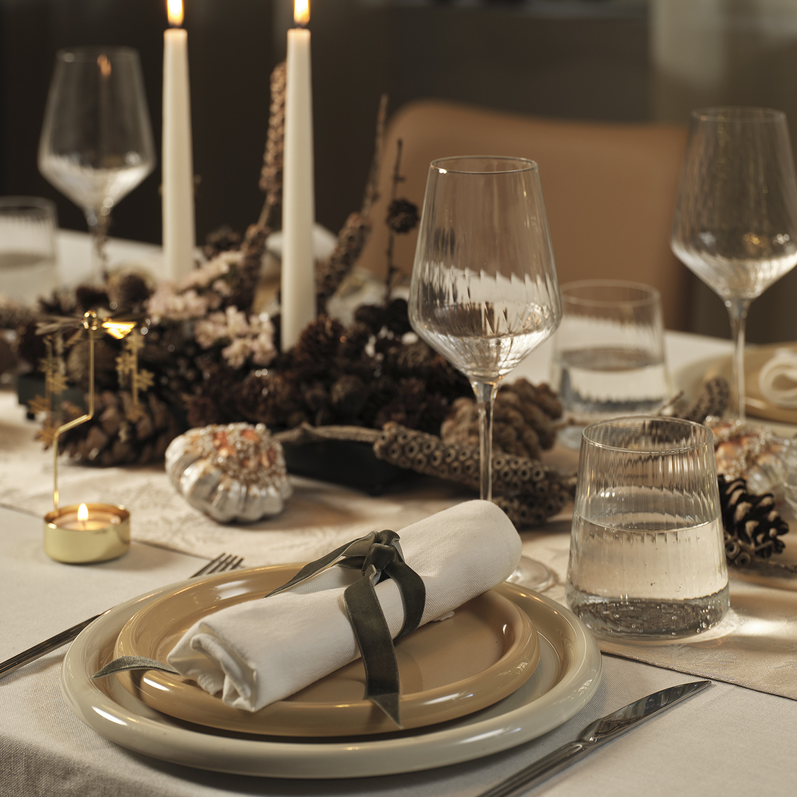 BORNIT Christmas table runner, HEIRFRYTLE tablecloth and HEIRFRYTLE cloth napkin Dining table covered with a Christmas table runner with a snowflake pattern