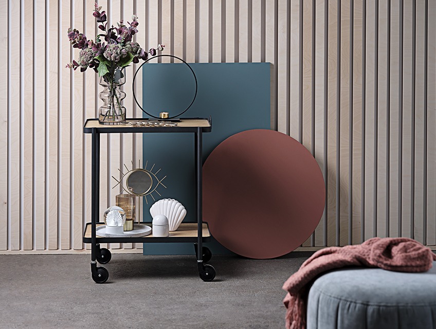 Trolley table with vase, mirror and tealight holder Trolley table with vase, mirror and tealight holder