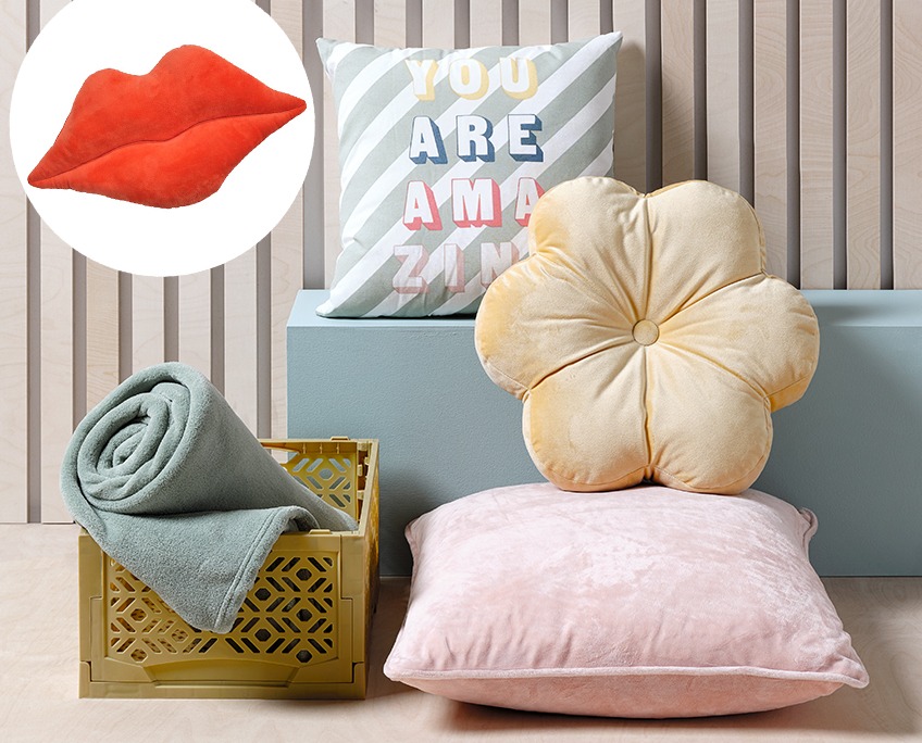KLEMATIS and FRESIA Velvet cushions and BELLIS fleece throw in a JARLE basket Velvet cushions and fleece throw in a basket