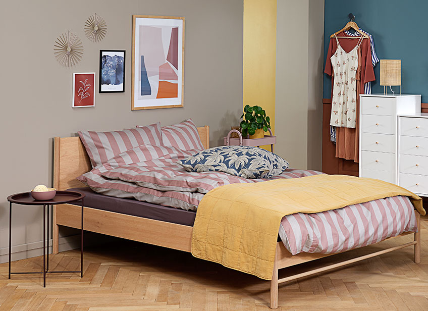 VALMUE quilted blanket can be used as a bed throw, a picnic blanket or something else – it’s all up to you Quilted blanket, used as a bed throw, in a bedroom with a large bed