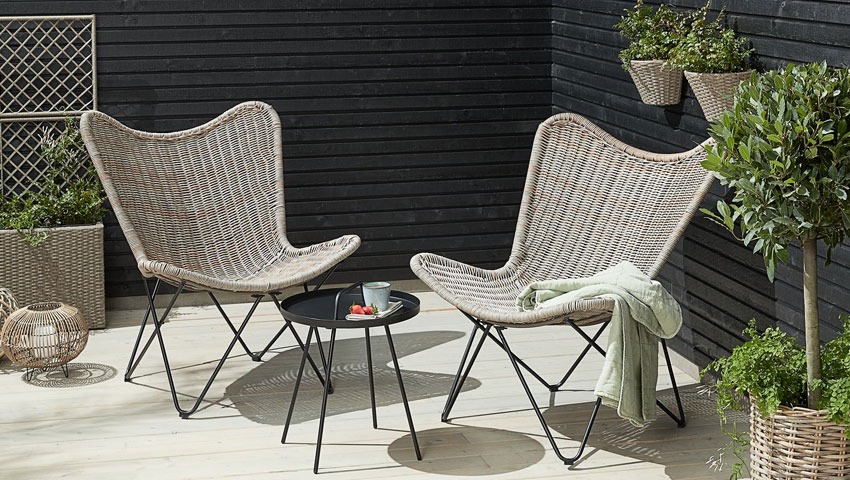 garden wing backed lounge chairs in natural rattan. Ideal chairs for sunbathing