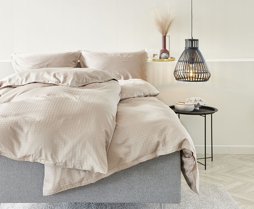 Bed with sand coloured bedding in high-quality sateen 