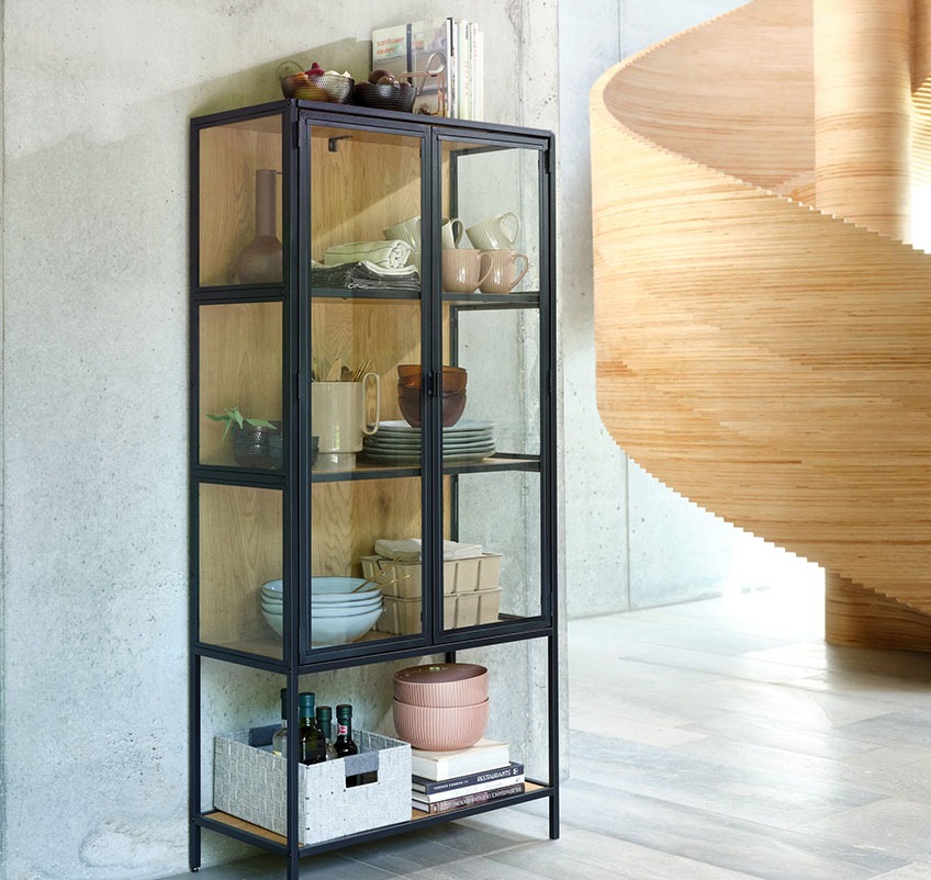 TRAPPEDAL cabinet with TONE plates, NIELS mugs, JO bowls and BJORK storage boxes Display cabinet with plates, mugs, bowls and storage boxes by a sculptural staircase