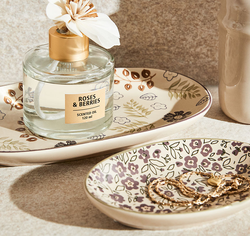 HURVA scented oil and HARADS trays Scented oil on a flowery tray
